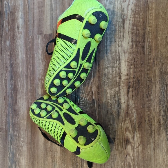 Kids Size 1 Neon Green and Orange Soccer Shoes - Picture 4 of 5